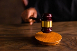 Δίκες για πλειστηριασμούς: Έπαυσε η δίωξη κατά των 18 – Αναβολή της δίκης των τριών