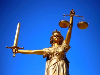 &Eta; &Lambda;ά&omicron;&upsilon;&rho;&alpha; &Kappa;&omicron;&beta;έ&sigma;&iota; έ&chi;&epsilon;&iota;... &pi;&iota;ά&sigma;&epsilon;&iota; &tau;&omicron;&nu; &laquo;&pi;&alpha;&lambda;&mu;ό&raquo; &tau;&omicron;&upsilon; &kappa;ό&sigma;&mu;&omicron;&upsilon; &ndash; &Eta; &Delta;&iota;&kappa;&alpha;&iota;&omicron;&sigma;ύ&nu;&eta; &delta;&epsilon;&nu; &mu;&pi;&omicron;&rho;&epsilon;ί &nu;&alpha; έ&chi;&epsilon;&iota; &epsilon;&xi;&alpha;&iota;&rho;έ&sigma;&epsilon;&iota;&sigmaf;