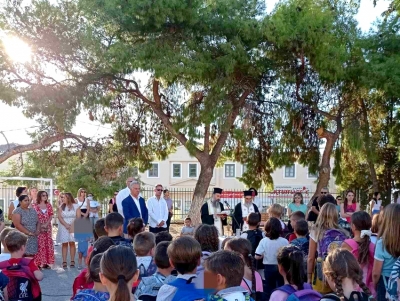 &laquo;&Pi;&rho;ώ&tau;&omicron; &kappa;&omicron;&upsilon;&delta;&omicron;ύ&nu;&iota;&raquo; &kappa;&alpha;&iota; &alpha;&gamma;&iota;&alpha;&sigma;&mu;ό&sigmaf; &sigma;&epsilon; &sigma;&chi;&omicron;&lambda;&epsilon;ί&alpha; &tau;&eta;&sigmaf; &Alpha;&rho;&gamma;&omicron;&lambda;ί&delta;&alpha;&sigmaf; &ndash; &Epsilon;&upsilon;&chi;έ&sigmaf; &alpha;&pi;ό &Alpha;&nu;&delta;&rho;&iota;&alpha;&nu;ό, &Pi;&omicron;&upsilon;&lambda;ά, &Gamma;&alpha;&nu;ώ&sigma;&eta;, &Sigma;&iota;&delta;έ&rho;&eta; &kappa;&alpha;&iota; &Psi;&upsilon;&chi;&omicron;&gamma;&upsilon;&iota;ό (&epsilon;&iota;&kappa;ό&nu;&epsilon;&sigmaf;)