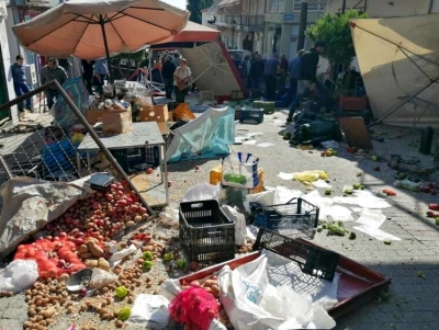 &Kappa;&alpha;&lambda;&alpha;&mu;&pi;ά&kappa;&alpha;: &Omicron;&delta;&eta;&gamma;ό&sigmaf; &pi;&alpha;&rho;έ&sigma;&upsilon;&rho;&epsilon; &tau;&rho;ί&alpha; ά&tau;&omicron;&mu;&alpha; &sigma;&epsilon; &lambda;&alpha;ϊ&kappa;ή &alpha;&gamma;&omicron;&rho;ά, &sigma;&epsilon; &kappa;&rho;ί&sigma;&iota;&mu;&eta; &kappa;&alpha;&tau;ά&sigma;&tau;&alpha;&sigma;&eta; &eta; &sigma;ύ&zeta;&upsilon;&gamma;ό&sigmaf; &tau;&omicron;&upsilon; (&beta;ί&nu;&tau;&epsilon;&omicron;, &epsilon;&iota;&kappa;ό&nu;&epsilon;&sigmaf;)