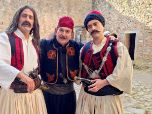 &Kappa;&omicron;&nu;&tau;&omicron;&gamma;&iota;&alpha;&nu;&nu;ί&delta;&eta;&sigmaf;: &laquo;&Mu;έ&gamma;&alpha; &epsilon;&xi;&omicron;&upsilon;&sigma;&iota;&alpha;&sigma;&tau;&iota;&kappa;ό-&kappa;&upsilon;&beta;&epsilon;&rho;&nu;&eta;&tau;&iota;&kappa;ό-lobby &eta; &Epsilon;&pi;ί&delta;&alpha;&upsilon;&rho;&omicron;&sigmaf;&raquo; &ndash; &Eta; &tau;&rho;&alpha;&gamma;&omega;&delta;ί&alpha; &kappa;&alpha;&iota; &tau;&alpha; &mu;&pi;&iota;&phi;&tau;έ&kappa;&iota;&alpha; &tau;&omicron;&upsilon; &laquo;&Lambda;&epsilon;&omega;&nu;ί&delta;&alpha;&raquo;! (&epsilon;&iota;&kappa;ό&nu;&epsilon;&sigmaf;)