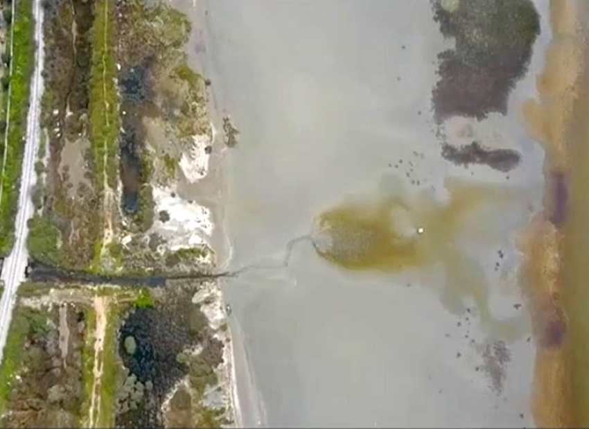 Ποιος ευθύνεται για το περιβαλλοντικό «έγκλημα» με αποδέκτη τη θάλασσα; (βίντεο)