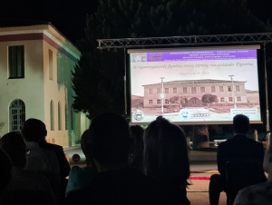 Βραδιά κινηματογράφου στους κήπους των φυλακών Τίρυνθας – Τα «κάγκελα» άνοιξαν για την κοινωνία και τον πολιτισμό (βίντεο, εικόνες)