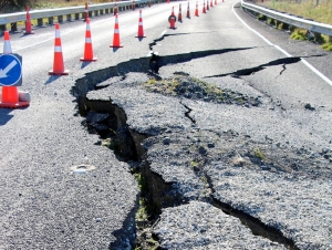&Gamma;&iota;&alpha;&tau;ί έ&rho;&gamma;&alpha; &delta;&epsilon;&nu; έ&chi;&omicron;&upsilon;&nu; &laquo;&theta;&epsilon;&mu;έ&lambda;&iota;&alpha;&raquo;; &ndash; Ό&tau;&alpha;&nu; &omicron;&iota; &epsilon;&upsilon;&theta;ύ&nu;&epsilon;&sigmaf; &mu;&alpha;&sigmaf;&hellip; &alpha;&kappa;&omicron;&upsilon;&mu;&pi;&omicron;ύ&nu; &pi;&omicron;&lambda;ύ &pi;&epsilon;&rho;&iota;&sigma;&sigma;ό&tau;&epsilon;&rho;&omicron; (&beta;ί&nu;&tau;&epsilon;&omicron;, &epsilon;&iota;&kappa;ό&nu;&epsilon;&sigmaf;)