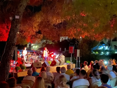&Pi;ό&rho;&tau;&omicron; &Chi;έ&lambda;&iota;: &laquo;&Mu;&alpha;&gamma;&epsilon;ύ&epsilon;&iota;&raquo; &tau;&omicron; &laquo;Gourarmeno Festival&raquo; &ndash; &Omicron;&nu;&epsilon;&iota;&rho;&iota;&kappa;ή &beta;&rho;&alpha;&delta;&iota;ά &alpha;&pi;ό &tau;&eta; &Phi;&omega;&tau;&epsilon;&iota;&nu;ή &Beta;&epsilon;&lambda;&epsilon;&sigma;&iota;ώ&tau;&omicron;&upsilon; (&beta;ί&nu;&tau;&epsilon;&omicron;, &epsilon;&iota;&kappa;ό&nu;&epsilon;&sigmaf;)