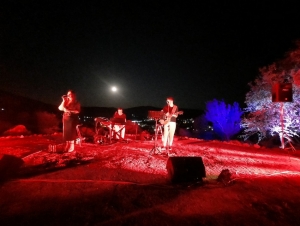 Μαγεία στο Λυγουριό: Στο Ρούμπελι με ωραίες μουσικές – Ανέτειλε η σελήνη με τραγούδια στην Επιδαύρια Γη (εικόνες)