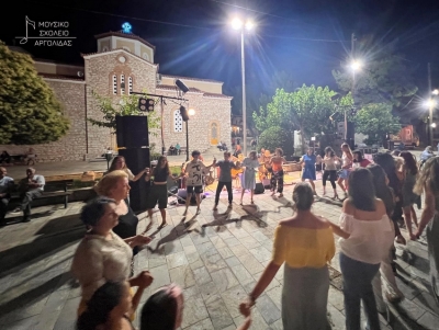 &laquo;&Mu;&omicron;&upsilon;&sigma;&iota;&kappa;ά &Sigma;&tau;&alpha;&upsilon;&rho;&omicron;&delta;&rho;ό&mu;&iota;&alpha;&raquo; &mu;&epsilon; &phi;&omicron;&upsilon;&lambda; &gamma;&lambda;έ&nu;&tau;&iota; &sigma;&tau;&eta;&nu; &Pi;&rho;&omicron;&sigma;ύ&mu;&nu;&eta; (&epsilon;&iota;&kappa;ό&nu;&epsilon;&sigmaf;)