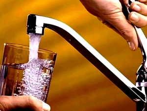 &Alpha;ί&gamma;&iota;&nu;&alpha;: &Sigma;&epsilon; &kappa;&alpha;&tau;ά&sigma;&tau;&alpha;&sigma;&eta; έ&kappa;&tau;&alpha;&kappa;&tau;&eta;&sigmaf; &alpha;&nu;ά&gamma;&kappa;&eta;&sigmaf; &gamma;&iota;&alpha; &tau;&omicron; &nu;&epsilon;&rho;ό &ndash; &Pi;&rho;&omicron;&sigma;&omega;&rho;&iota;&nu;ή &lambda;ύ&sigma;&eta; &mu;έ&sigma;&omega; Water Kiosk (&beta;ί&nu;&tau;&epsilon;&omicron;)