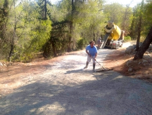 Κρανίδι: Έπεσε τσιμέντο στον δρόμο προς την Αγία Άννα (εικόνες)