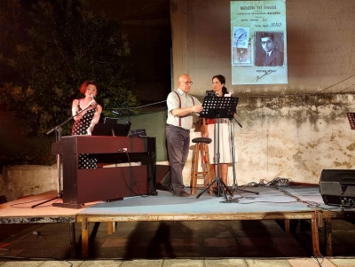 &Gamma;&kappa;&iota;ό&lambda;&alpha;&sigmaf;: &Upsilon;&pi;έ&rho;&omicron;&chi;&eta; &beta;&rho;&alpha;&delta;&iota;ά &mu;&nu;ή&mu;&eta;&sigmaf; &sigma;&tau;&eta; &Nu;έ&alpha; &Kappa;ί&omicron; &mu;&epsilon; &tau;&eta;&nu; &pi;&alpha;&rho;ά&sigma;&tau;&alpha;&sigma;&eta; &laquo;&Sigma;&mu;ύ&rho;&nu;&eta; &Mu;&alpha;&nu;ί&tau;&sigma;&alpha; &mu;&omicron;&upsilon;&raquo; (&beta;ί&nu;&tau;&epsilon;&omicron;, &epsilon;&iota;&kappa;ό&nu;&epsilon;&sigmaf;)