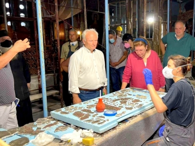 &Alpha;&nu;&delta;&rho;&iota;&alpha;&nu;ό&sigmaf; &gamma;&iota;&alpha; &Mu;&epsilon;&nu;&delta;ώ&nu;&eta;: &Alpha;&upsilon;&tau;ά &tau;&alpha; έ&rho;&gamma;&alpha; &epsilon;&pi;&iota;&sigma;&kappa;&epsilon;&phi;&tau;ή&kappa;&alpha;&mu;&epsilon;, &alpha;&upsilon;&tau;έ&sigmaf; &omicron;&iota; &sigma;&upsilon;&mu;&beta;ά&sigma;&epsilon;&iota;&sigmaf; &upsilon;&pi;&omicron;&gamma;&rho;ά&phi;&tau;&eta;&kappa;&alpha;&nu; (&epsilon;&iota;&kappa;ό&nu;&epsilon;&sigmaf;)