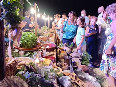 &Eta; &alpha;&rho;&kappa;&alpha;&delta;&iota;&kappa;ή &gamma;&alpha;&sigma;&tau;&rho;&omicron;&nu;&omicron;&mu;ί&alpha; &sigma;&tau;&alpha; &kappa;&alpha;&lambda;ύ&tau;&epsilon;&rho;ά &tau;&eta;&sigmaf;: &laquo;&Mu;ά&gamma;&epsilon;&psi;&epsilon;&raquo; &sigma;&tau;&omicron; Ά&sigma;&tau;&rho;&omicron;&sigmaf; &tau;&omicron; 1&omicron; &Phi;&epsilon;&sigma;&tau;&iota;&beta;ά&lambda; &Pi;&epsilon;&lambda;&omicron;&pi;&omicron;&nu;&nu;ή&sigma;&omicron;&upsilon; (&epsilon;&iota;&kappa;ό&nu;&epsilon;&sigmaf;)