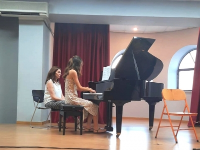 &Lambda;&upsilon;&gamma;&omicron;&upsilon;&rho;&iota;ό: &Kappa;&alpha;&lambda;&omicron;&kappa;&alpha;&iota;&rho;&iota;&nu;ή &sigma;&upsilon;&nu;&alpha;&upsilon;&lambda;ί&alpha; &gamma;&epsilon;&mu;ά&tau;&eta; &mu;&omicron;&upsilon;&sigma;&iota;&kappa;ή &kappa;&alpha;&iota; &chi;&rho;ώ&mu;&alpha;&tau;&alpha; &alpha;&pi;ό &tau;&eta;&nu; &Kappa;&Epsilon;&Delta;&Epsilon;&Pi; (&epsilon;&iota;&kappa;ό&nu;&epsilon;&sigmaf;)