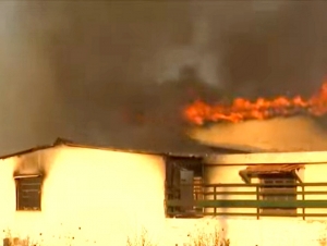 &Phi;&omega;&tau;&iota;ά &sigma;&tau;&eta;&nu; &Pi;&epsilon;&nu;&tau;έ&lambda;&eta;: &Mu;ά&chi;&eta; &mu;&epsilon; &tau;&iota;&sigmaf; &phi;&lambda;ό&gamma;&epsilon;&sigmaf;, &delta;&iota;ά&sigma;&pi;&alpha;&rho;&tau;&epsilon;&sigmaf; &epsilon;&sigma;&tau;ί&epsilon;&sigmaf; - &Tau;&epsilon;&rho;ά&sigma;&tau;&iota;&epsilon;&sigmaf; &kappa;&alpha;&tau;&alpha;&sigma;&tau;&rho;&omicron;&phi;έ&sigmaf; (&beta;ί&nu;&tau;&epsilon;&omicron;, &epsilon;&iota;&kappa;ό&nu;&epsilon;&sigmaf;)
