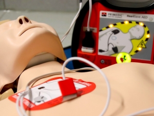 Ποιοι είναι υπεύθυνοι για την κατάσταση των απινιδωτών σε συγκεκριμένους χώρους;