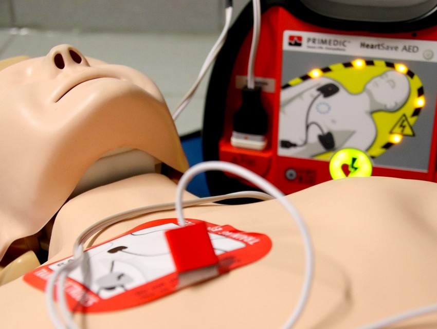 Ποιοι είναι υπεύθυνοι για την κατάσταση των απινιδωτών σε συγκεκριμένους χώρους;