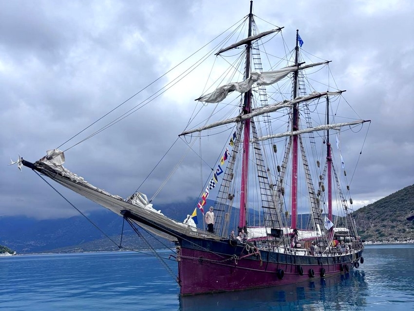 Ιστορικό ιστιοφόρο «κοσμεί» το λιμάνι της Κοιλάδας (βίντεο, εικόνες)