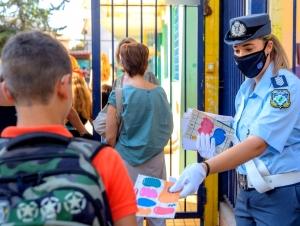 Αργολίδα: Φυλλάδια για την οδική ασφάλεια μοίρασαν αστυνομικοί σε μαθητές δημοτικών σχολείων
