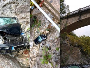 Αρκαδία: Αυτοκίνητο έπεσε από γέφυρα οκτώ μέτρων – Σώος ο οδηγός (εικόνες)