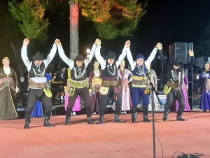 Νέα Κίος: Ακόμα μία σπουδαία μουσικοχορευτική παράσταση με προσφυγικό χρώμα (βίντεο, εικόνες)