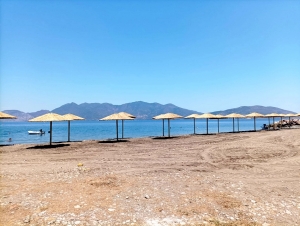 Τροιζηνία: Μπαίνουν ομπρέλες και εξοπλισμός στις παραλίες (εικόνες)