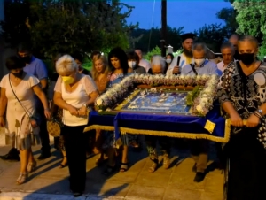 Ναύπλιο: Γυναίκες έκαναν την περιφορά του Επιταφίου της Παναγίας – Τηρήθηκε και φέτος το έθιμο από τα Επτάνησα (εικόνες)