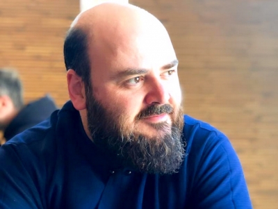 &Sigma;&tau;&omicron; &Kappa;&iota;&beta;έ&rho;&iota; &omicron; &pi;. &Chi;&alpha;&rho;ά&lambda;&alpha;&mu;&pi;&omicron;&sigmaf; &Pi;&alpha;&pi;&alpha;&delta;ό&pi;&omicron;&upsilon;&lambda;&omicron;&sigmaf; - &laquo;&Mu;&iota;&kappa;&rho;ά &mu;&upsilon;&sigma;&tau;&iota;&kappa;ά &epsilon;&upsilon;&tau;&upsilon;&chi;&iota;&sigma;&mu;έ&nu;&eta;&sigmaf; &zeta;&omega;ή&sigmaf;&raquo; (&epsilon;&iota;&kappa;ό&nu;&alpha;)