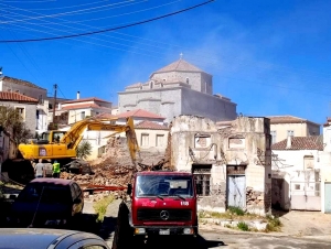 Ερμιονίδα: Συνεχίζεται η κατεδάφιση των επικινδύνως ετοιμόρροπων κτηρίων (εικόνες)