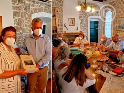 &Mu;&epsilon;&nu;&delta;ώ&nu;&eta; &sigma;&tau;&eta;&nu; &Epsilon;&rho;&mu;&iota;&omicron;&nu;ί&delta;&alpha;: &Eta; &sigma;ύ&sigma;&kappa;&epsilon;&psi;&eta; &sigma;&tau;&omicron; &delta;&eta;&mu;&alpha;&rho;&chi;&epsilon;ί&omicron; &mu;&epsilon; &tau;&omicron;... &beta;&lambda;έ&mu;&mu;&alpha; &sigma;&tau;&eta;&nu; &upsilon;&lambda;&omicron;&pi;&omicron;ί&eta;&sigma;&eta; &kappa;&alpha;&iota; ά&lambda;&lambda;&omega;&nu; έ&rho;&gamma;&omega;&nu; (&epsilon;&iota;&kappa;ό&nu;&epsilon;&sigmaf;)