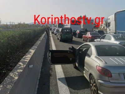 Έ&tau;&sigma;&iota; &sigma;&upsilon;&nu;έ&beta;&eta; &eta; &tau;&rho;&alpha;&gamma;&omega;&delta;ί&alpha; &sigma;&tau;&eta;&nu; &Alpha;&theta;&eta;&nu;ώ&nu;-&Kappa;&omicron;&rho;ί&nu;&theta;&omicron;&upsilon; &mu;&epsilon; &tau;&rho;&epsilon;&iota;&sigmaf; &nu;&epsilon;&kappa;&rho;&omicron;ύ&sigmaf;: &Eta;&lambda;&iota;&kappa;&iota;&omega;&mu;έ&nu;&eta; &mu;&pi;ή&kappa;&epsilon; &sigma;&tau;&omicron; &alpha;&nu;&tau;ί&theta;&epsilon;&tau;&omicron; &rho;&epsilon;ύ&mu;&alpha; (&beta;ί&nu;&tau;&epsilon;&omicron;, &epsilon;&iota;&kappa;ό&nu;&epsilon;&sigmaf;)