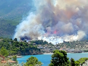 &Mu;&epsilon;&gamma;ά&lambda;&eta; &phi;&omega;&tau;&iota;ά &sigma;&tau;&omicron; &Pi;ό&rho;&tau;&omicron; &Gamma;&epsilon;&rho;&mu;&epsilon;&nu;ό: &Kappa;ά&eta;&kappa;&alpha;&nu; &tau;&alpha; &pi;&rho;ώ&tau;&alpha; &sigma;&pi;ί&tau;&iota;&alpha; - &Epsilon;&kappa;&kappa;&epsilon;&nu;ώ&nu;&epsilon;&tau;&alpha;&iota; &omicron; &Mu;ύ&tau;&iota;&kappa;&alpha;&sigmaf; (&beta;ί&nu;&tau;&epsilon;&omicron;, &epsilon;&iota;&kappa;ό&nu;&epsilon;&sigmaf;)