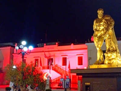 &Sigma;&tau;&alpha; &laquo;&kappa;ό&kappa;&kappa;&iota;&nu;&alpha;&raquo; &tau;&omicron; &delta;&eta;&mu;&alpha;&rho;&chi;&epsilon;ί&omicron; &sigma;&tau;&omicron; Ά&rho;&gamma;&omicron;&sigmaf; &tau;&iota;&mu;ώ&nu;&tau;&alpha;&sigmaf; &tau;&eta;&nu; &Pi;&alpha;&gamma;&kappa;ό&sigma;&mu;&iota;&alpha; &Eta;&mu;έ&rho;&alpha; &Epsilon;&theta;&epsilon;&lambda;&omicron;&nu;&tau;ή &Alpha;&iota;&mu;&omicron;&delta;ό&tau;&eta; (&epsilon;&iota;&kappa;ό&nu;&epsilon;&sigmaf;)