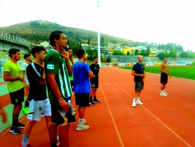 &Mu;&epsilon; ό&rho;&epsilon;&xi;&eta; &gamma;&iota;&alpha; &sigma;&kappa;&lambda;&eta;&rho;ή &delta;&omicron;&upsilon;&lambda;&epsilon;&iota;ά, &xi;&epsilon;&kappa;ί&nu;&eta;&sigma;&epsilon; &tau;&omicron; &laquo;&chi;&tau;ί&sigma;&iota;&mu;&omicron;&raquo; &omicron; &Delta;&iota;&omicron;&mu;ή&delta;&eta;&sigmaf; Ά&rho;&gamma;&omicron;&upsilon;&sigmaf; (&epsilon;&iota;&kappa;ό&nu;&epsilon;&sigmaf;)