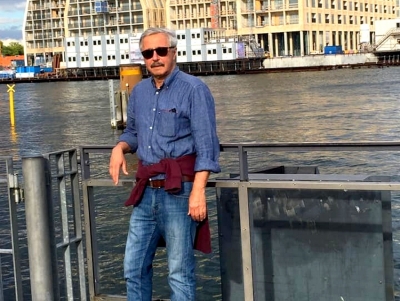 &laquo;&Omicron;&iota; ά&gamma;&nu;&omega;&sigma;&tau;&omicron;&iota; &sigma;&upsilon;&nu;&tau;&epsilon;&lambda;&epsilon;&sigma;&tau;έ&sigmaf; &tau;&eta;&sigmaf; &pi;&rho;ά&sigma;&iota;&nu;&eta;&sigmaf; &mu;&epsilon;&tau;ά&beta;&alpha;&sigma;&eta;&sigmaf;&raquo; &ndash; &Sigma;&tau;&eta; &Delta;&alpha;&nu;ί&alpha; &omicron; &Mu;&alpha;&nu;&iota;ά&tau;&eta;&sigmaf; &gamma;&iota;&alpha; &tau;&omicron;&nu; &rho;ό&lambda;&omicron; &tau;&eta;&sigmaf; &Epsilon;&lambda;&lambda;ά&delta;&alpha;&sigmaf; (&epsilon;&iota;&kappa;ό&nu;&epsilon;&sigmaf;)