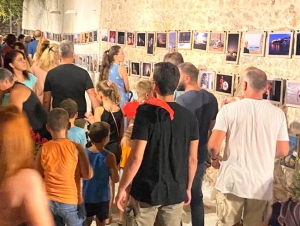 &Tau;&omicron; &laquo;&tau;&alpha;&xi;ί&delta;&iota;&raquo; &sigma;&tau;&eta;&nu; &Epsilon;&rho;&mu;&iota;ό&nu;&eta; &mu;έ&sigma;&omega; &phi;&omega;&tau;&omicron;&gamma;&rho;&alpha;&phi;&iota;ώ&nu; &kappa;&alpha;&iota; &mu;&omicron;&upsilon;&sigma;&iota;&kappa;ή&sigmaf; - &Tau;&alpha; &beta;&rho;&alpha;&beta;&epsilon;ί&alpha; &kappa;&alpha;&iota; &omicron;&iota; &epsilon;&upsilon;&chi;&alpha;&rho;&iota;&sigma;&tau;ί&epsilon;&sigmaf; (&epsilon;&iota;&kappa;ό&nu;&epsilon;&sigmaf;)