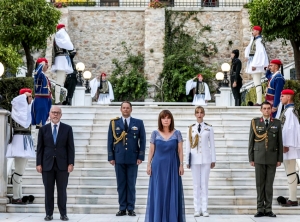 Δεξίωση στο προεδρικό μέγαρο: Τα πολιτικά πηγαδάκια, οι καλεσμένοι και τα... πειράγματα (βίντεο, εικόνες)