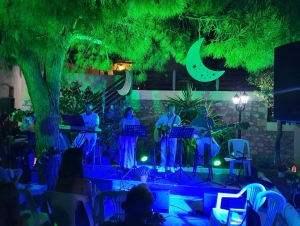 &Kappa;&rho;&alpha;&nu;ί&delta;&iota;: &Mu;ά&gamma;&epsilon;&psi;&epsilon;... &eta; &mu;&omicron;&upsilon;&sigma;&iota;&kappa;ή &beta;&rho;&alpha;&delta;&iota;ά &mu;&epsilon; &theta;έ&mu;&alpha; &tau;&alpha; &laquo;&kappa;&alpha;&lambda;&omicron;&kappa;&alpha;&iota;&rho;&iota;&nu;ά &phi;&epsilon;&gamma;&gamma;ά&rho;&iota;&alpha;&raquo; (&epsilon;&iota;&kappa;ό&nu;&epsilon;&sigmaf;)