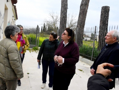 &Omicron; &kappa;&alpha;&beta;&gamma;ά&sigmaf; &tau;&eta;&sigmaf; &Mu;&epsilon;&nu;&delta;ώ&nu;&eta; &sigma;&tau;&omicron; Ά&rho;&gamma;&omicron;&sigmaf; &alpha;&pi;&omicron;&kappa;ά&lambda;&upsilon;&psi;&epsilon; &kappa;&alpha;&iota; ά&lambda;&lambda;&alpha; &epsilon;&rho;&omega;&tau;ή&mu;&alpha;&tau;&alpha; &pi;&omicron;&upsilon; &theta;έ&lambda;&omicron;&upsilon;&nu; &alpha;&pi;&alpha;&nu;&tau;ή&sigma;&epsilon;&iota;&sigmaf; (&beta;ί&nu;&tau;&epsilon;&omicron;, &epsilon;&iota;&kappa;ό&nu;&epsilon;&sigmaf;)