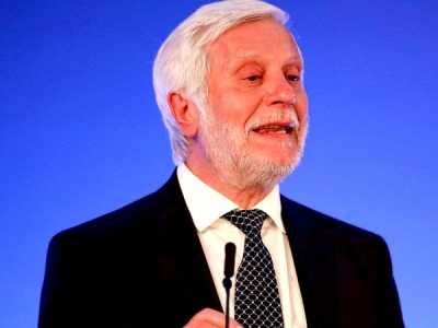 &Tau;&alpha;&tau;&omicron;ύ&lambda;&eta;&sigmaf; &sigma;&epsilon; &Nu;ί&kappa;&alpha;: &Omicron; &laquo;&mu;&epsilon;&gamma;ά&lambda;&omicron;&sigmaf; &alpha;&sigma;&theta;&epsilon;&nu;ή&sigmaf;&raquo; &sigma;&tau;&eta; &lambda;&epsilon;&iota;&tau;&omicron;&upsilon;&rho;&gamma;ί&alpha; &tau;&omicron;&upsilon; &Pi;&Epsilon;&Sigma;&Upsilon; &epsilon;ί&nu;&alpha;&iota; &eta; &delta;&iota;&kappa;ή &sigma;&alpha;&sigmaf; &pi;&omicron;&lambda;&iota;&tau;&iota;&kappa;ή &nu;&omicron;&omicron;&tau;&rho;&omicron;&pi;ί&alpha;