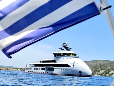 &Sigma;&tau;&omicron;&nu; &Pi;ό&rho;&omicron; έ&rho;&iota;&xi;&epsilon; ά&gamma;&kappa;&upsilon;&rho;&alpha; &tau;&omicron; &epsilon;&nu;&tau;&upsilon;&pi;&omega;&sigma;&iota;&alpha;&kappa;ό Superyacht &laquo;Olivia &Omicron;&raquo; (&epsilon;&iota;&kappa;ό&nu;&epsilon;&sigmaf;)