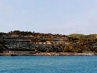 &Tau;&omicron; &pi;&rho;ώ&tau;&omicron; &laquo;Six Senses&raquo; &tau;&eta;&sigmaf; &Pi;&epsilon;&lambda;&omicron;&pi;&omicron;&nu;&nu;ή&sigma;&omicron;&upsilon; &epsilon;&tau;&omicron;&iota;&mu;ά&zeta;&epsilon;&tau;&alpha;&iota; &sigma;&tau;&eta;&nu; &Epsilon;&rho;&mu;&iota;&omicron;&nu;ί&delta;&alpha; &ndash; &laquo;&Pi;&rho;ά&sigma;&iota;&nu;&omicron; &phi;&omega;&sigmaf;&raquo; &sigma;&epsilon; project 150 &epsilon;&kappa;&alpha;&tau;. &gamma;&iota;&alpha; &tau;&omicron; &xi;&epsilon;&nu;&omicron;&delta;&omicron;&chi;&epsilon;ί&omicron; &sigma;&tau;&omicron;&hellip; &pi;&alpha;&lambda;&iota;ό &laquo;Costa Perla&raquo;