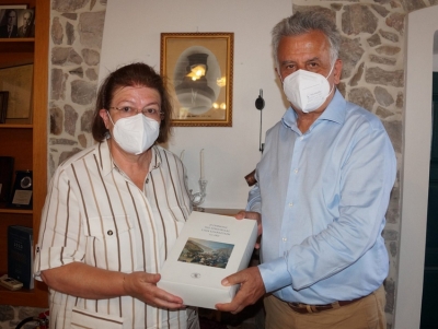 &Tau;&iota; &alpha;&nu;&alpha;&phi;έ&rho;&epsilon;&iota; &omicron; &Delta;ή&mu;&omicron;&sigmaf; &Epsilon;&rho;&mu;&iota;&omicron;&nu;ί&delta;&alpha;&sigmaf; &gamma;&iota;&alpha; &tau;&eta;&nu; &epsilon;&pi;ί&sigma;&kappa;&epsilon;&psi;&eta; &Mu;&epsilon;&nu;&delta;ώ&nu;&eta; &sigma;&tau;&eta;&nu; &pi;&epsilon;&rho;&iota;&omicron;&chi;ή (&epsilon;&iota;&kappa;ό&nu;&epsilon;&sigmaf;)