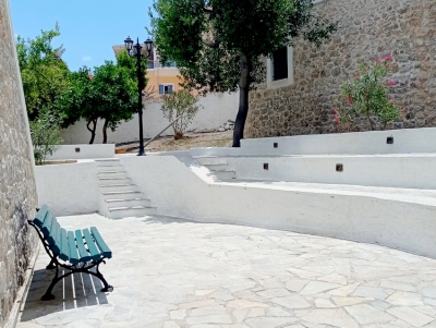 &Tau;&omicron; &Delta;&eta;&mu;&alpha;&rho;&chi;&epsilon;ί&omicron; &Epsilon;&rho;&mu;&iota;&omicron;&nu;ί&delta;&alpha;&sigmaf; &omicron;&mu;ό&rho;&phi;&upsilon;&nu;&epsilon;, &mu;&pi;&omicron;&rho;&epsilon;ί &nu;&alpha; &phi;&iota;&lambda;&omicron;&xi;&epsilon;&nu;&epsilon;ί &kappa;&alpha;&iota; &epsilon;&kappa;&delta;&eta;&lambda;ώ&sigma;&epsilon;&iota;&sigmaf; (&epsilon;&iota;&kappa;ό&nu;&epsilon;&sigmaf;)