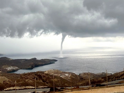 &Kappa;&alpha;&iota;&rho;ό&sigmaf;: &Alpha;&nu;&alpha;&beta;&alpha;&theta;&mu;ί&zeta;&epsilon;&tau;&alpha;&iota; &sigma;&epsilon; &epsilon;&pi;&iota;&kappa;ί&nu;&delta;&upsilon;&nu;&alpha; &kappa;&alpha;&iota;&rho;&iota;&kappa;ά &phi;&alpha;&iota;&nu;ό&mu;&epsilon;&nu;&alpha; &tau;&omicron; &delta;&epsilon;&lambda;&tau;ί&omicron; &tau;&eta;&sigmaf; &Epsilon;&Mu;&Upsilon; &ndash; &Upsilon;&delta;&rho;&omicron;&sigma;&tau;&rho;ό&beta;&iota;&lambda;&omicron;&sigmaf; &sigma;&tau;&eta; &Mu;ύ&kappa;&omicron;&nu;&omicron;, &kappa;&alpha;&tau;&omicron;&lambda;&iota;&sigma;&theta;ή&sigma;&epsilon;&iota;&sigmaf; &sigma;&tau;&eta; &Sigma;&alpha;&nu;&tau;&omicron;&rho;ί&nu;&eta; (&beta;ί&nu;&tau;&epsilon;&omicron;, &epsilon;&iota;&kappa;ό&nu;&epsilon;&sigmaf;)