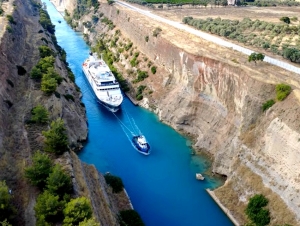 &Delta;&iota;ώ&rho;&upsilon;&gamma;&alpha; &Kappa;&omicron;&rho;ί&nu;&theta;&omicron;&upsilon;: &Pi;ώ&sigmaf; &alpha;&pi;ό &laquo;&gamma;&epsilon;&phi;ύ&rho;&iota; &tau;&eta;&sigmaf; Ά&rho;&tau;&alpha;&sigmaf;&raquo; έ&gamma;&iota;&nu;&epsilon; &xi;&alpha;&nu;ά &epsilon;&mu;&beta;&lambda;&eta;&mu;&alpha;&tau;&iota;&kappa;ό &pi;έ&rho;&alpha;&sigma;&mu;&alpha; &pi;&omicron;&upsilon; &epsilon;&pi;&iota;&sigma;&tau;&rho;έ&phi;&epsilon;&iota; &ndash; &Tau;&omicron; &sigma;&chi;έ&delta;&iota;&omicron; &gamma;&iota;&alpha; &tau;&eta; &nu;έ&alpha; &epsilon;&pi;&omicron;&chi;ή &tau;&omicron;&upsilon; &Iota;&sigma;&theta;&mu;&omicron;ύ (&beta;ί&nu;&tau;&epsilon;&omicron;, &epsilon;&iota;&kappa;ό&nu;&epsilon;&sigmaf;)